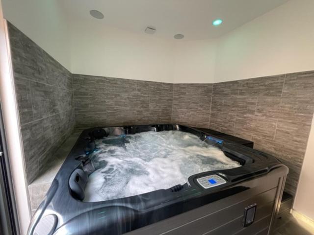 Le Nuage: Private Spa Oasis with Garden Retreat Niort Exterior photo